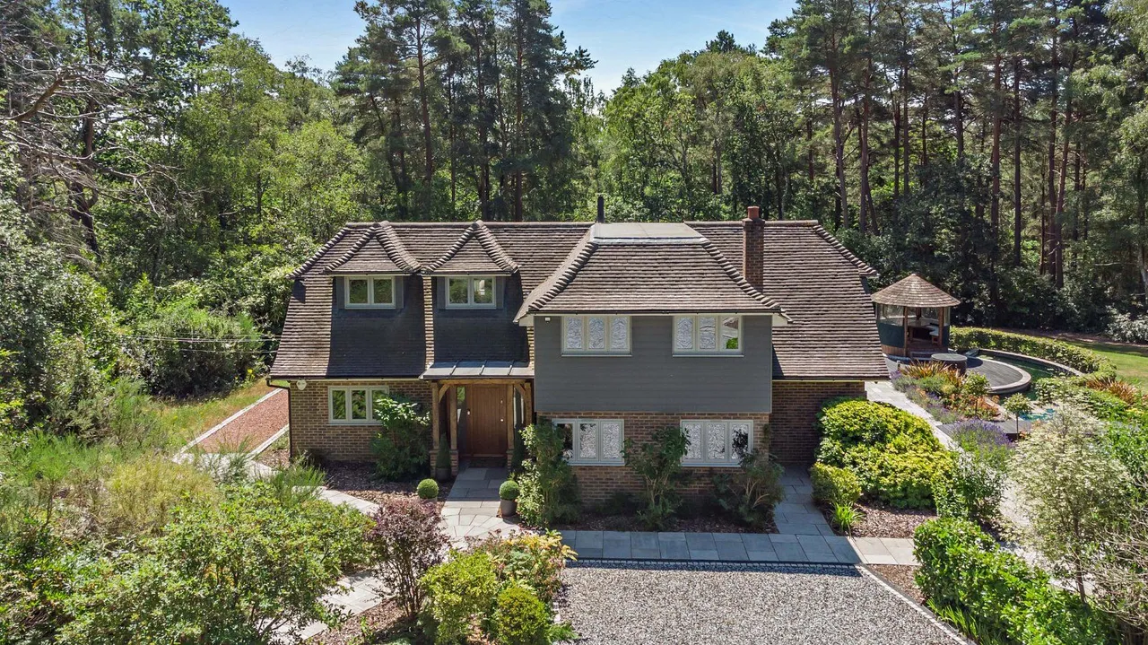 4 bed house for sale — Long Hill, The Sands, Farnham, Surrey, GU10 1NG