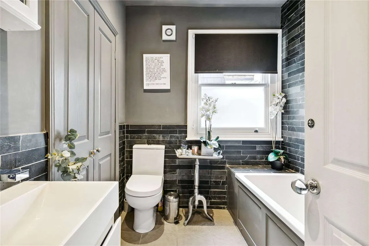 Eglantine Road, London, SW18, photo 10