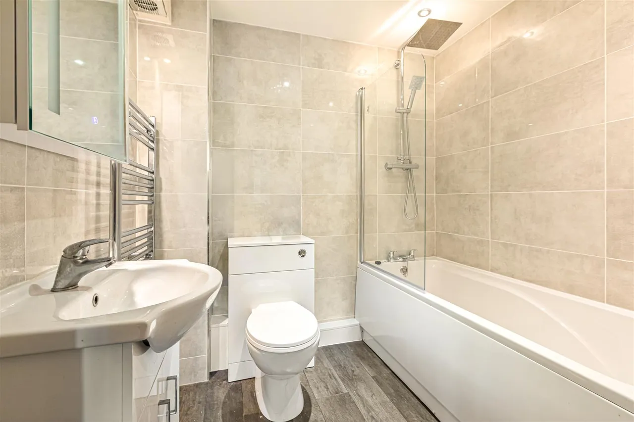 Knighton Park Road, Leicester, LE2, photo 12