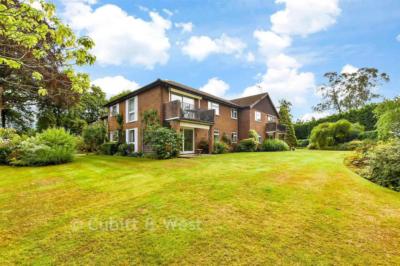 2 bed flat for sale, Knowle Lane, Cranleigh, GU6