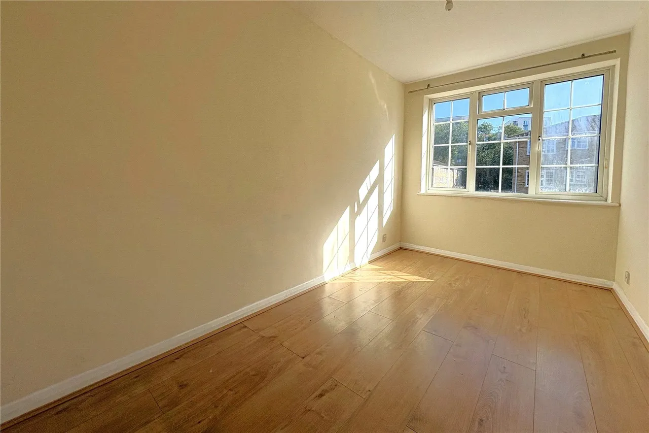 Waters Drive, Staines-upon-Thames, TW18, photo 6