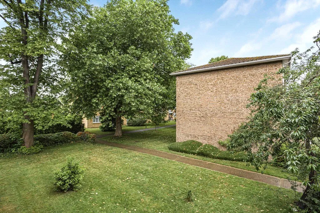Waters Drive, Staines-upon-Thames, TW18, photo 10