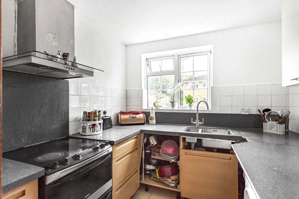 Waters Drive, Staines-upon-Thames, TW18, photo 4