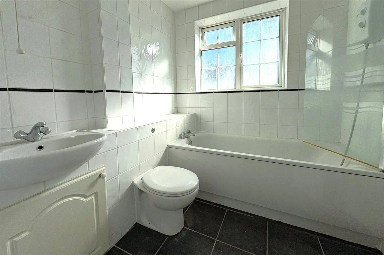 Waters Drive, Staines-upon-Thames, TW18, photo 7