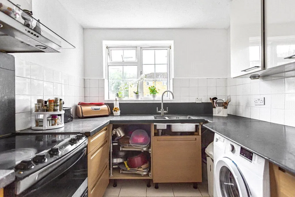 Waters Drive, Staines-upon-Thames, TW18, photo 8