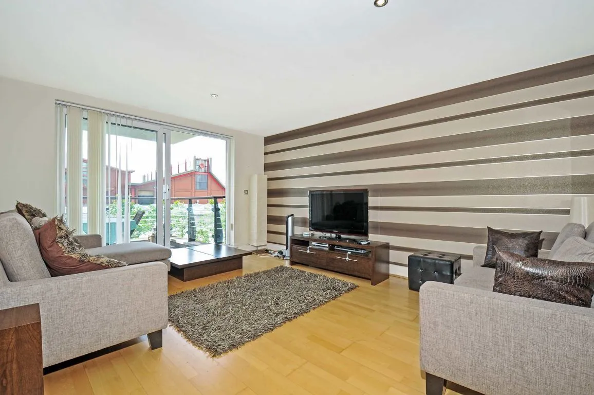 2 bed property to rent, Smugglers Way, SW18