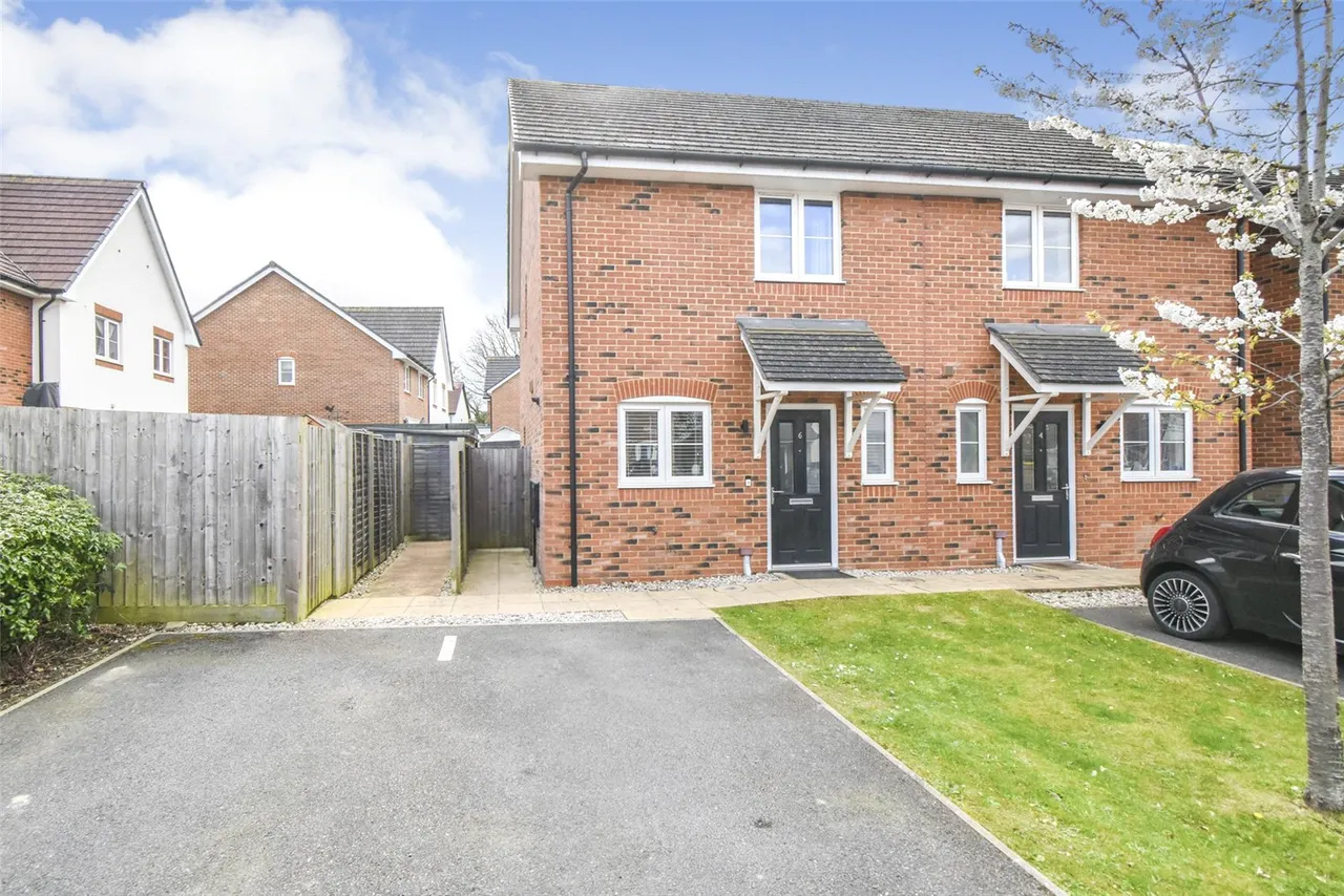 2 bed house for sale — Unwin Close, Hook, Hampshire, RG27 9FL