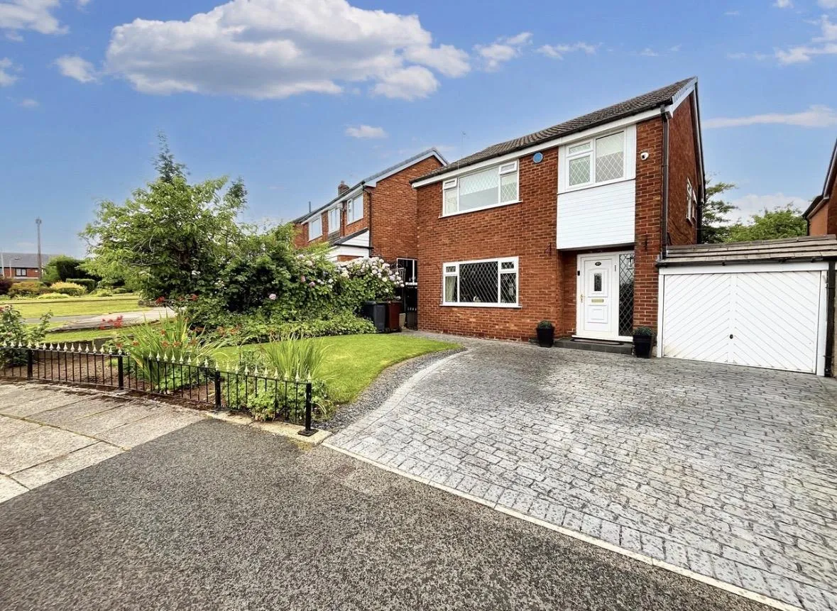 Rhodes Drive, Bury, BL9 8NH, photo 2