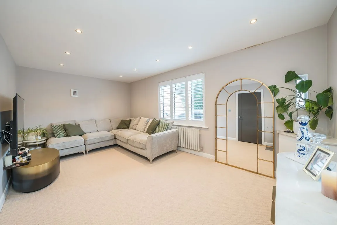 Twining Avenue, TW2, photo 2