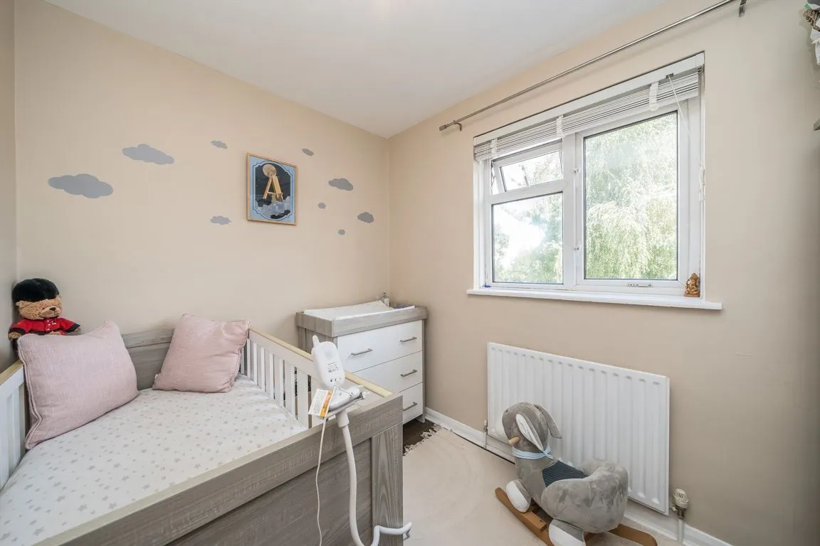 Twining Avenue, TW2, photo 9