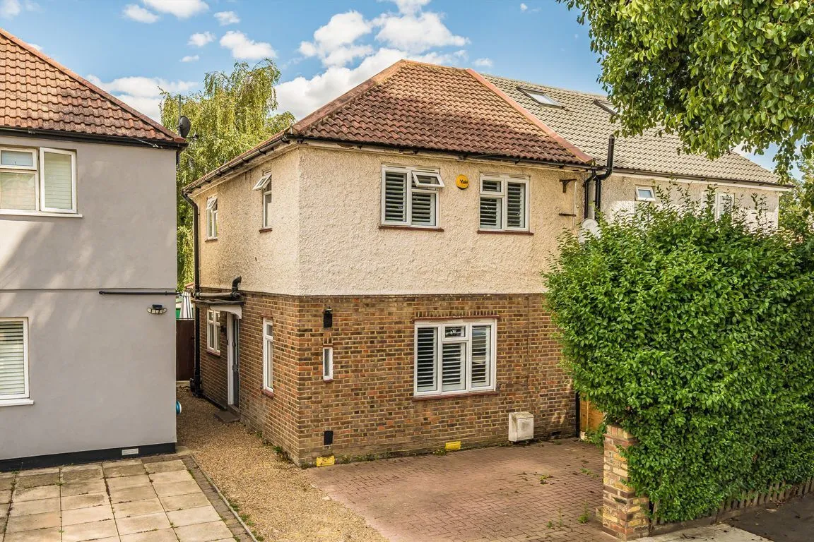 3 bed property for sale, Twining Avenue, TW2