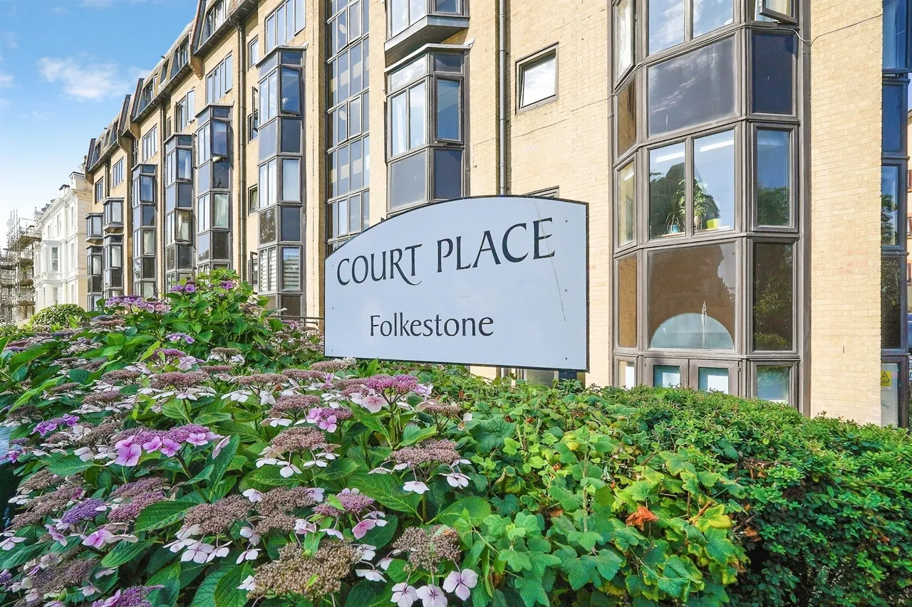 1 bed flat for sale, Court Place, Folkestone, CT20