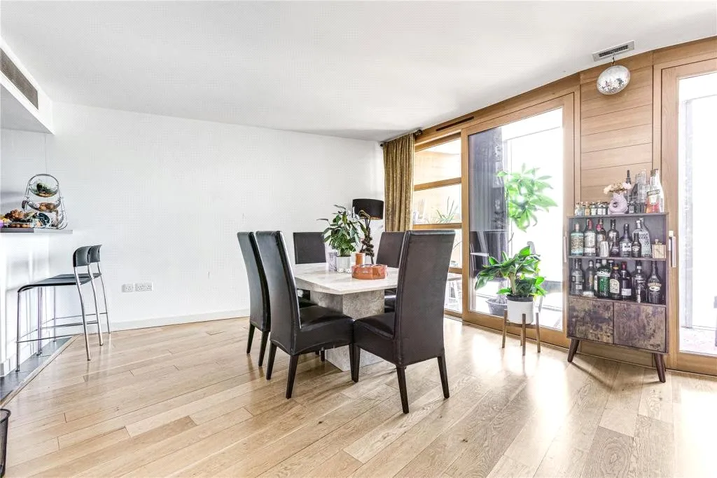2 bed flat for sale — Lombard Road, London, SW11 3RF