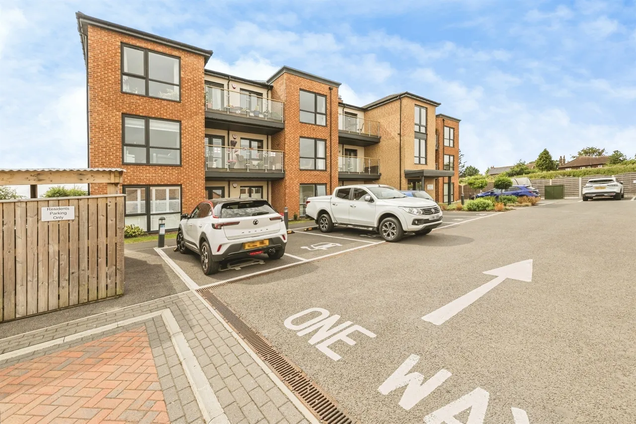 2 bed flat for sale, Waterton Gardens, Walton, WF2