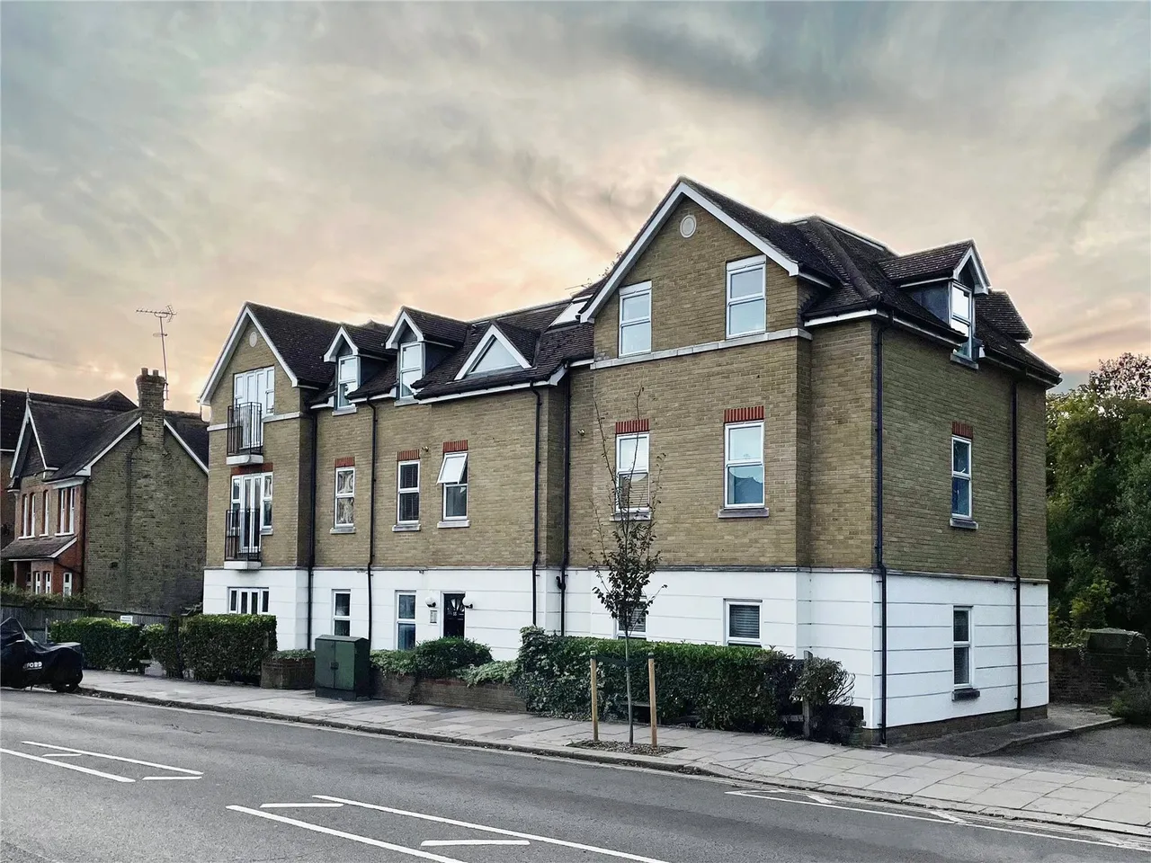 2 bed flat for sale — Wellington Road, Hampton Hill, London, TW12 1JB