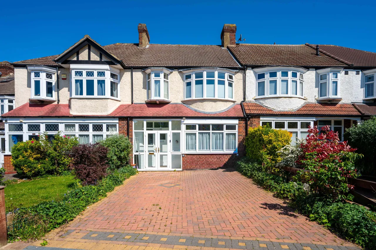 3 bed house for sale — 48 Westway, London