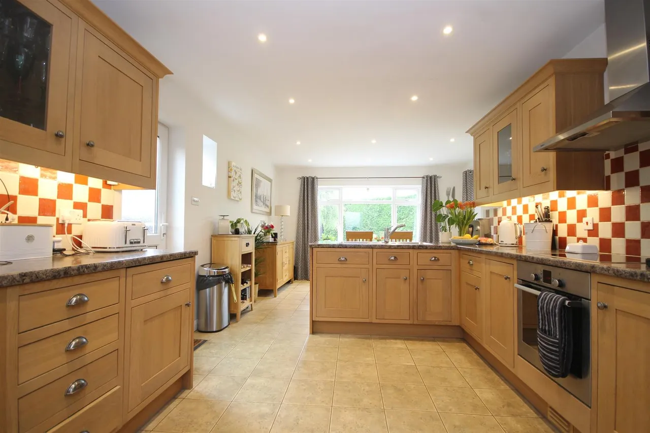 Strathcona Avenue, Little Bookham, KT23, photo 2