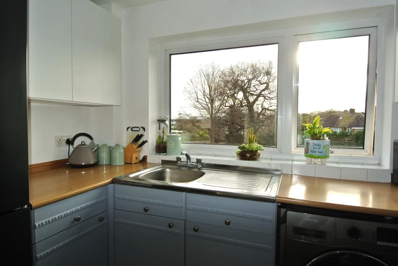 Feltham Hill Road, Ashford, Surrey, TW15 2BY, photo 4