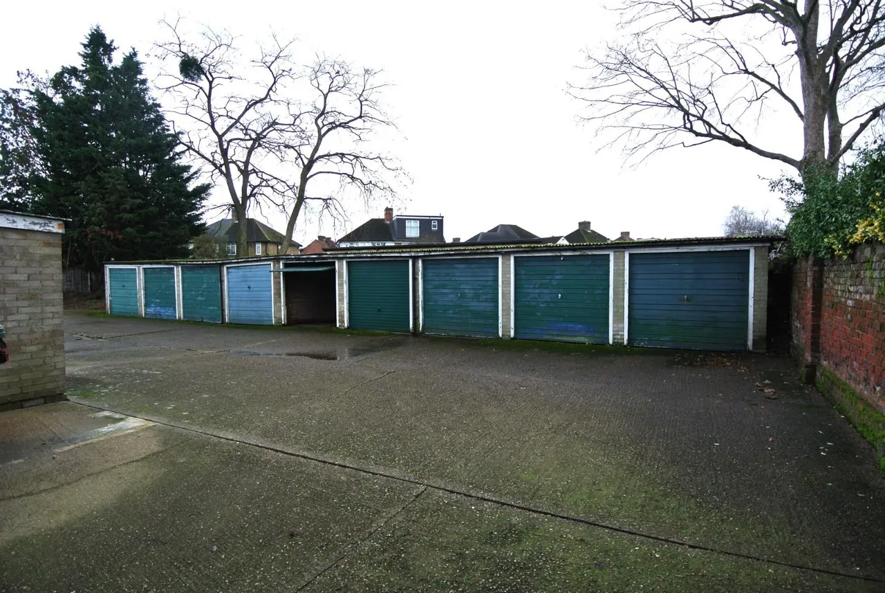 Feltham Hill Road, Ashford, Surrey, TW15 2BY, photo 11
