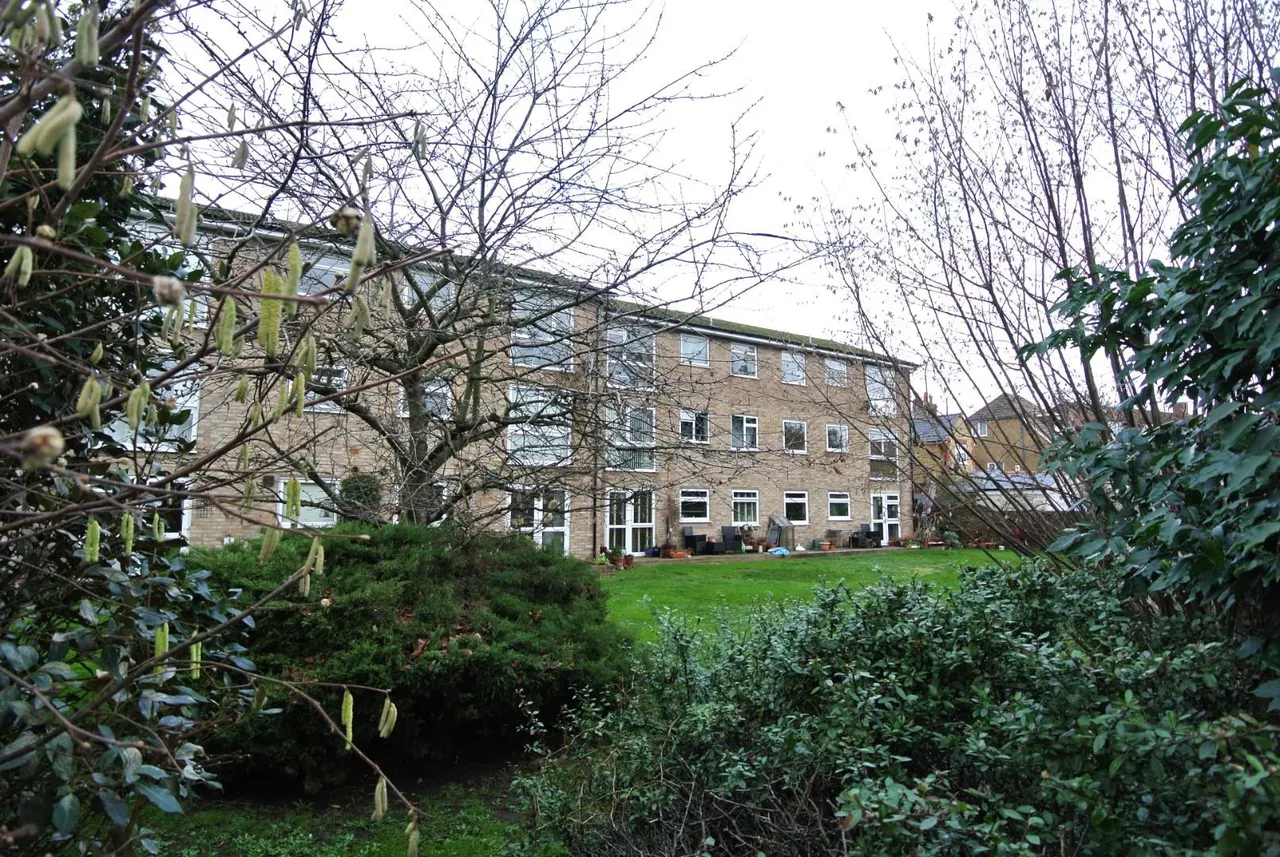 Feltham Hill Road, Ashford, Surrey, TW15 2BY, photo 9
