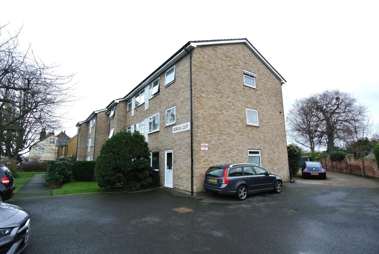 1 bed flat for sale — Feltham Hill Road, Ashford, Surrey, TW15 2BY