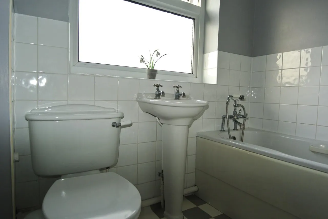 Feltham Hill Road, Ashford, Surrey, TW15 2BY, photo 7