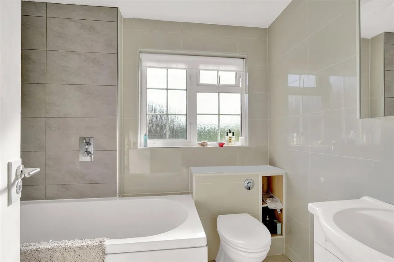Julian Hill, Weybridge, Surrey, KT13, photo 9