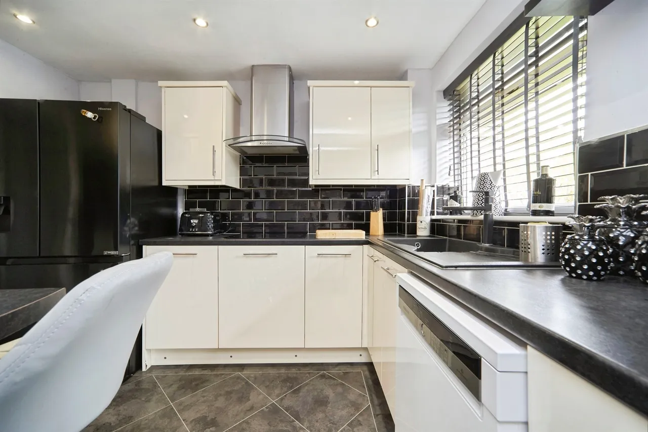 Harewood Crescent, Oakworth, Keighley, photo 4