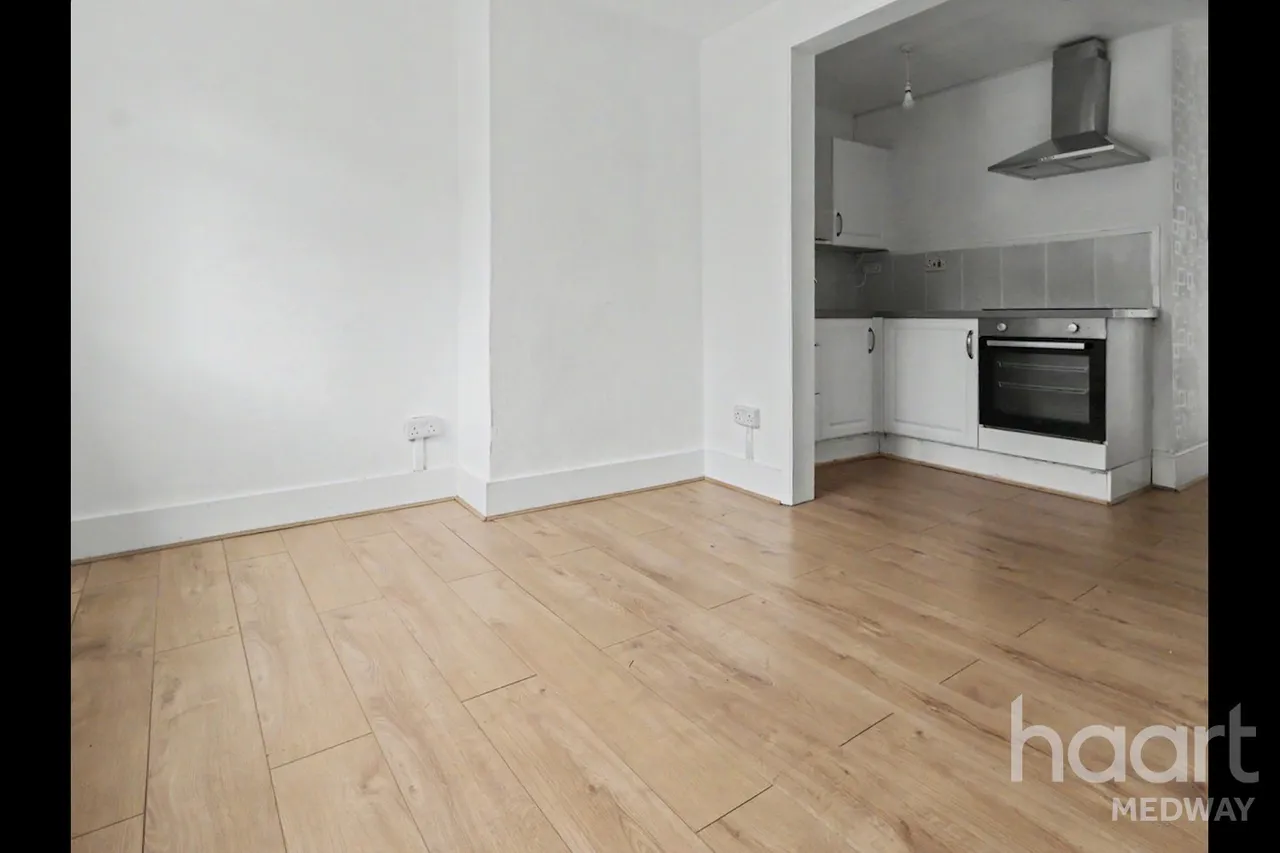 2 bed house to rent, Taunton Road, DA11