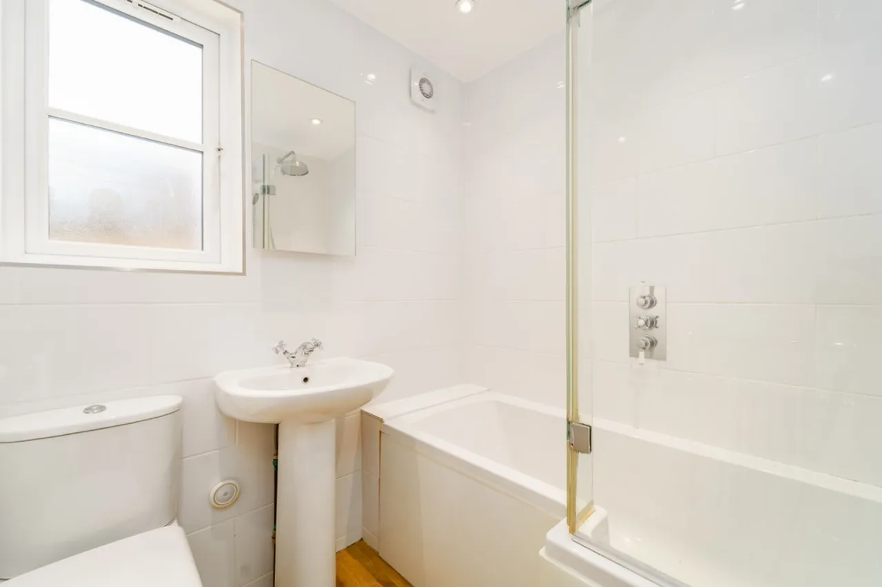 Clarendon Road, Ashford, TW15, photo 12