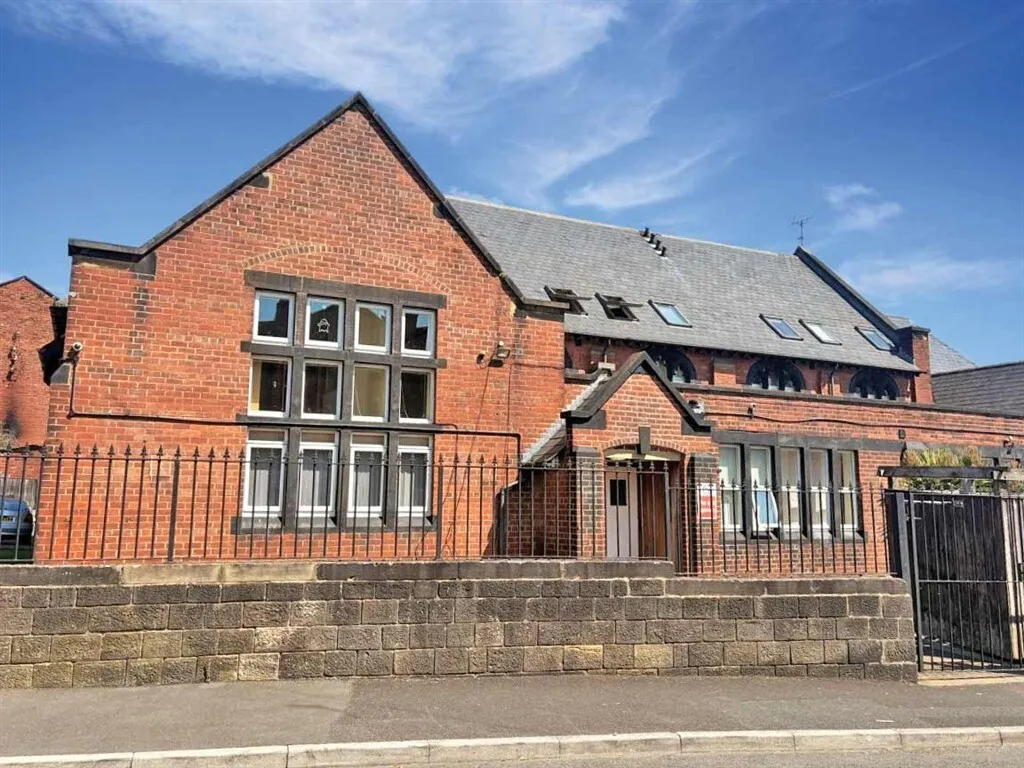 2 bed flat for sale — Armley Lodge Road, LEEDS