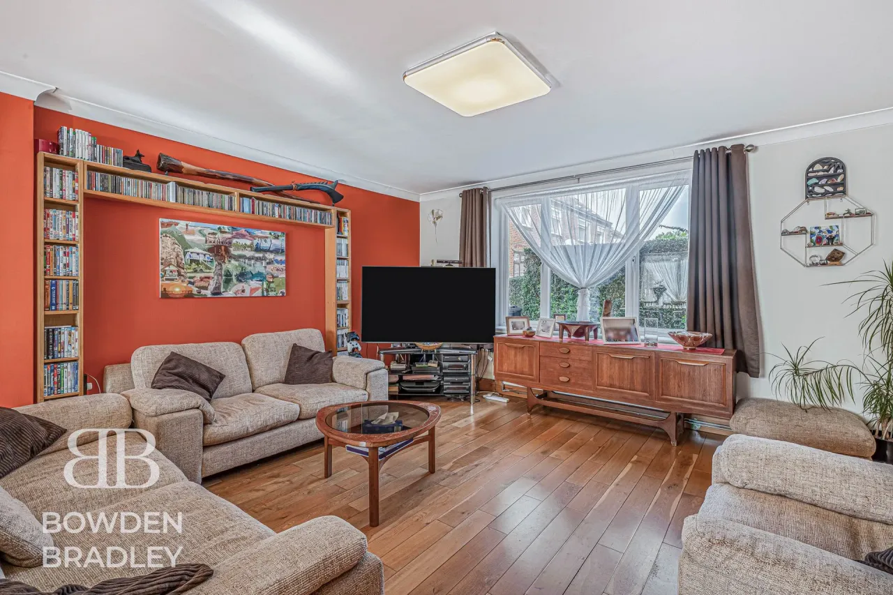 Manford Cross, Chigwell, IG7, photo 3