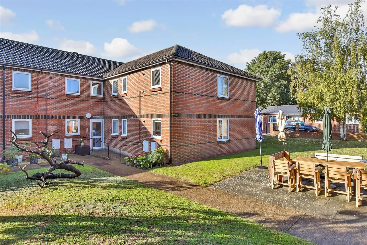 2 bed flat for sale, Guardian Court, Rainham, ME8