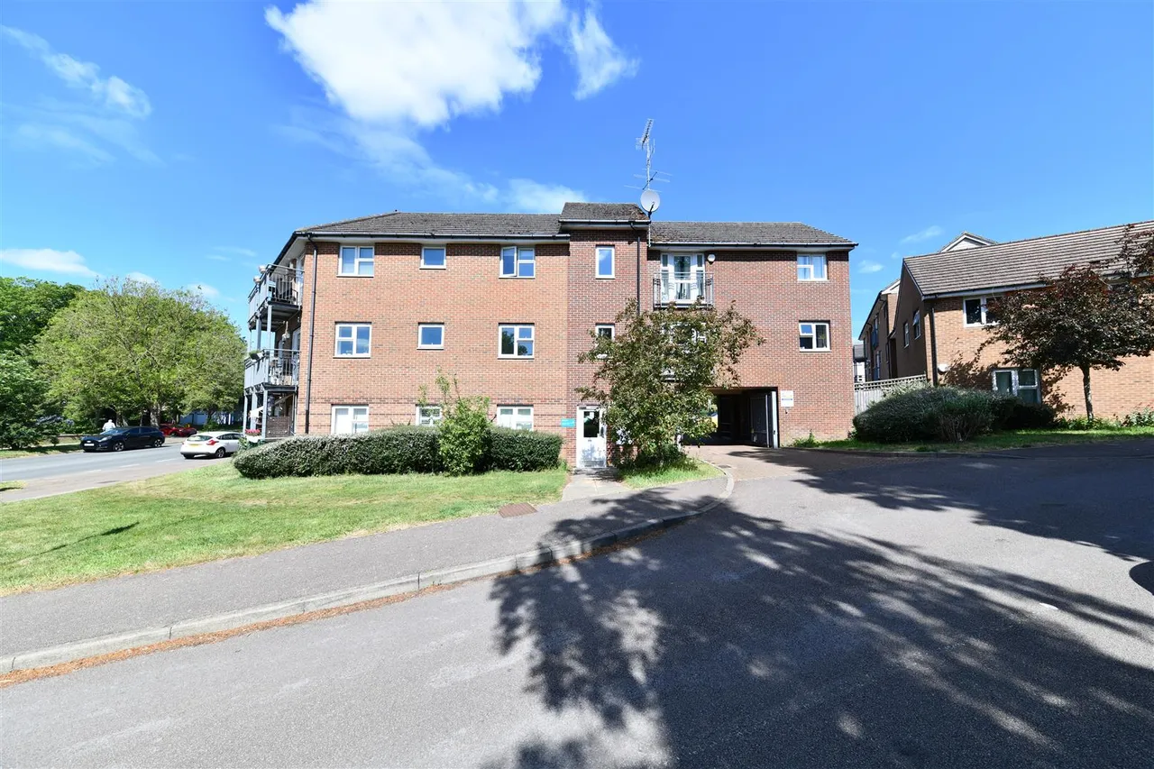 2 bed flat for sale — Sharp Court, Stevenage, SG1 3UJ