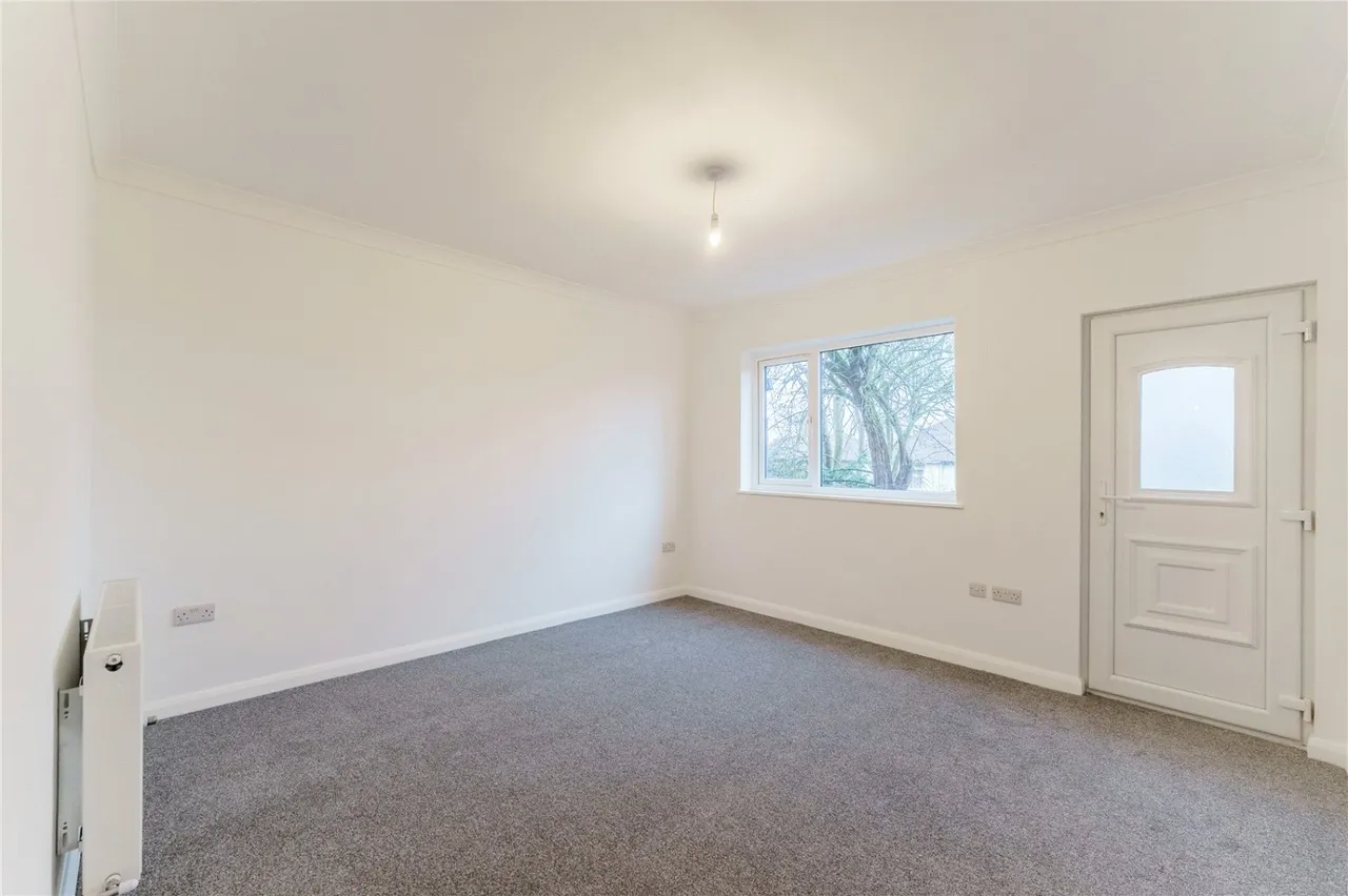 Field Crescent, South Elmsall, WF9, photo 2