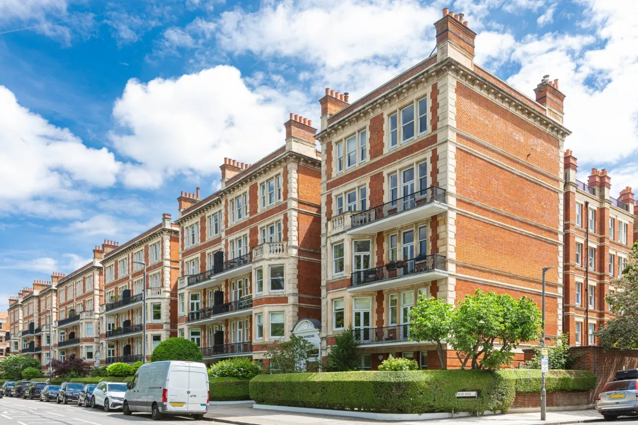 Prince Of Wales Drive, London, SW11, photo 2