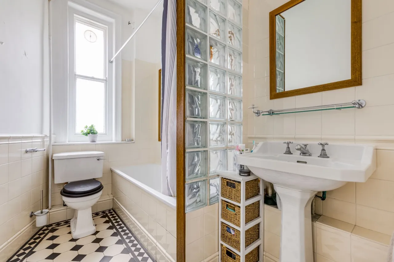 Prince Of Wales Drive, London, SW11, photo 12