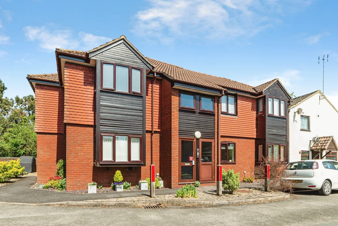 1 bed flat for sale, Mill Close, Sherfield-On-Loddon, RG27