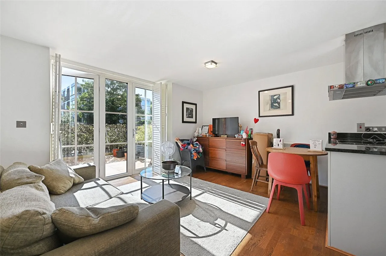 Bazalgette Court, Great West Road, London, W6, photo 3
