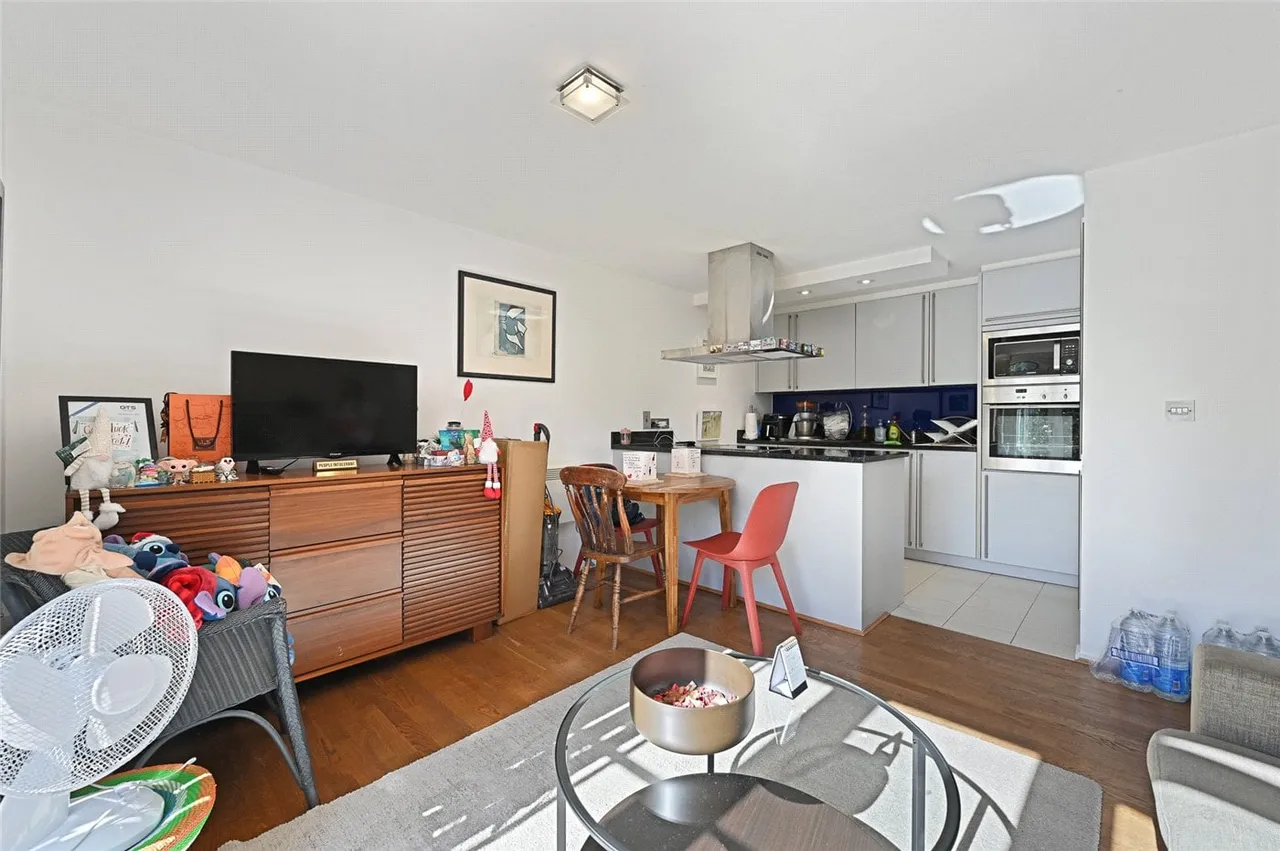 Bazalgette Court, Great West Road, London, W6, photo 4