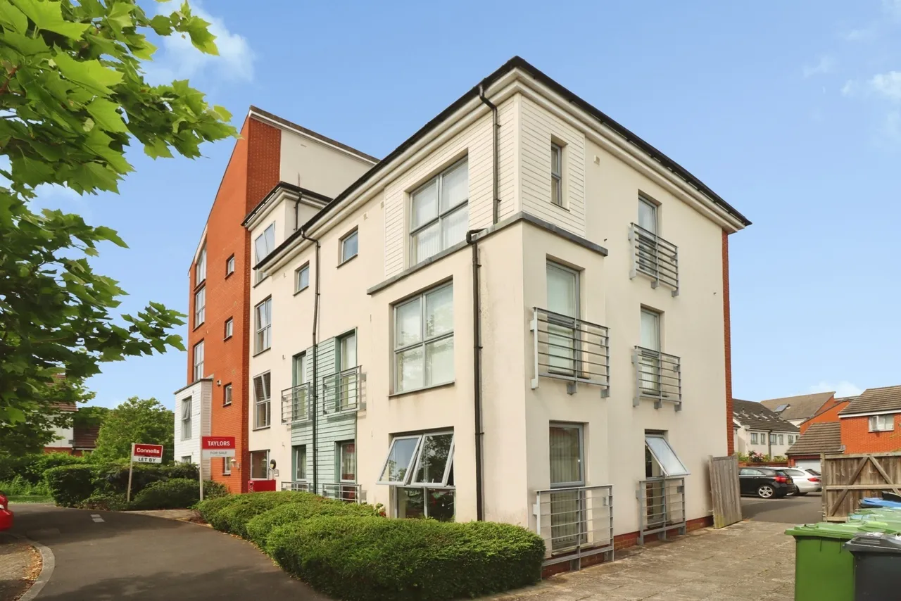 2 bed flat to rent — Long Down Avenue, Cheswick Village, Bristol