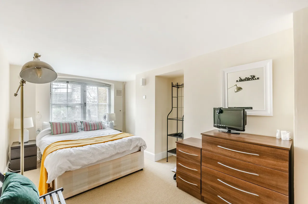 2m Shillington Old School, 181 Este Road, London, photo 2