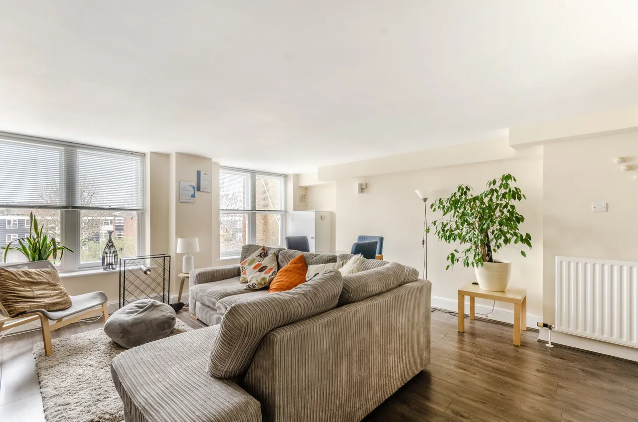 2 bed flat to rent — 2m Shillington Old School, 181 Este Road, London