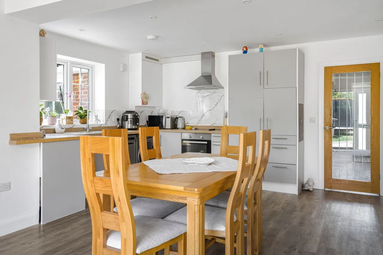 Beech Tree Road, Holmer Green, HP15, photo 2