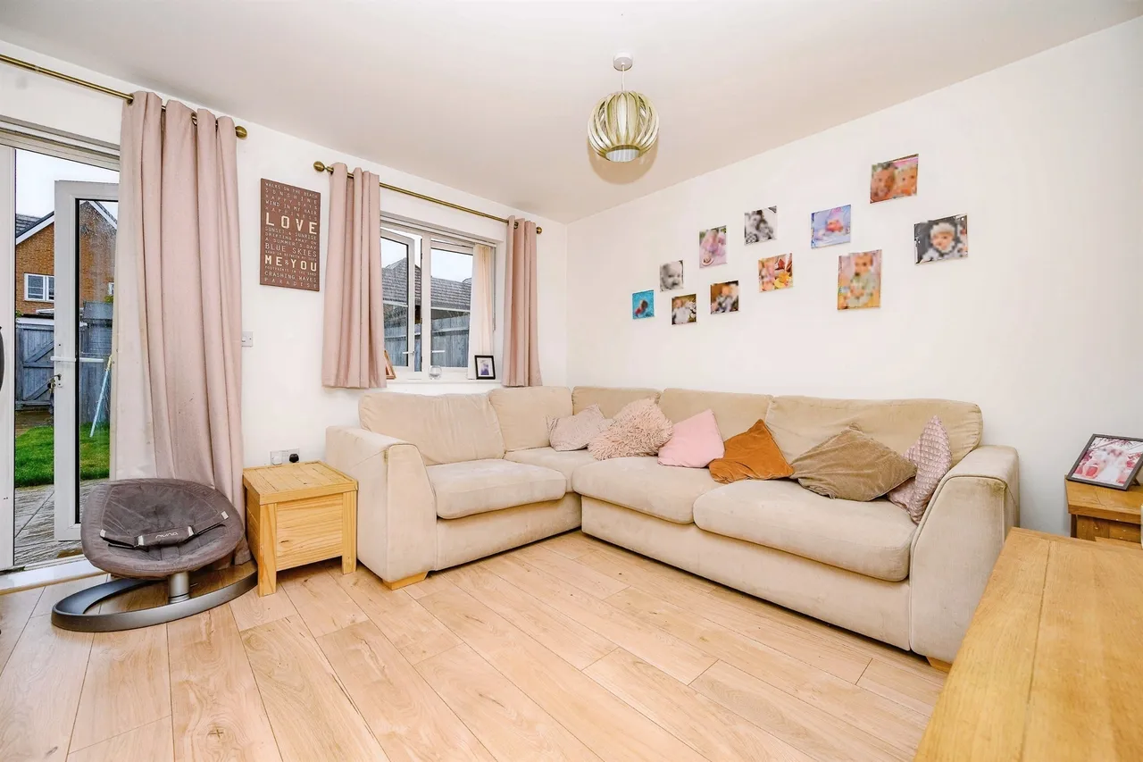2 bed house for sale — Burbridge Road, Leavesden, Watford