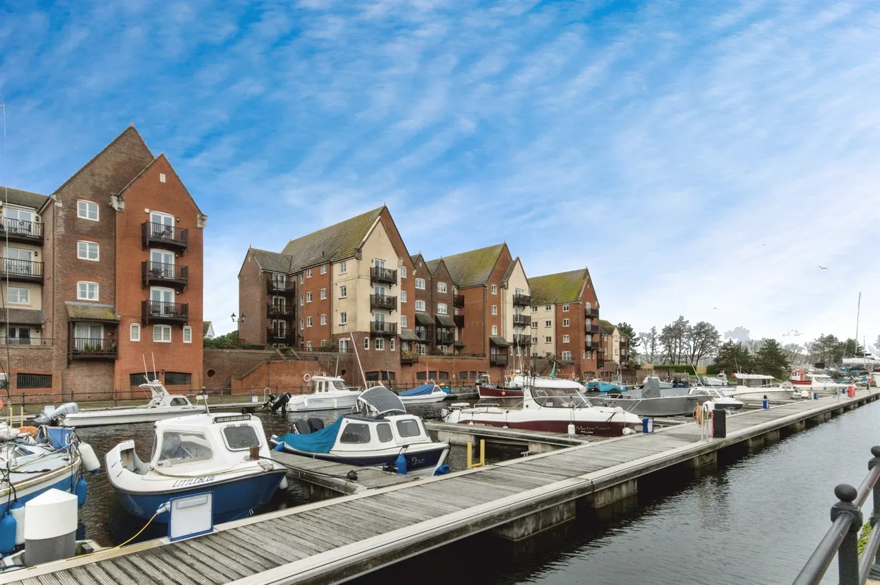 2 bed flat for sale — Daytona Quay, Eastbourne