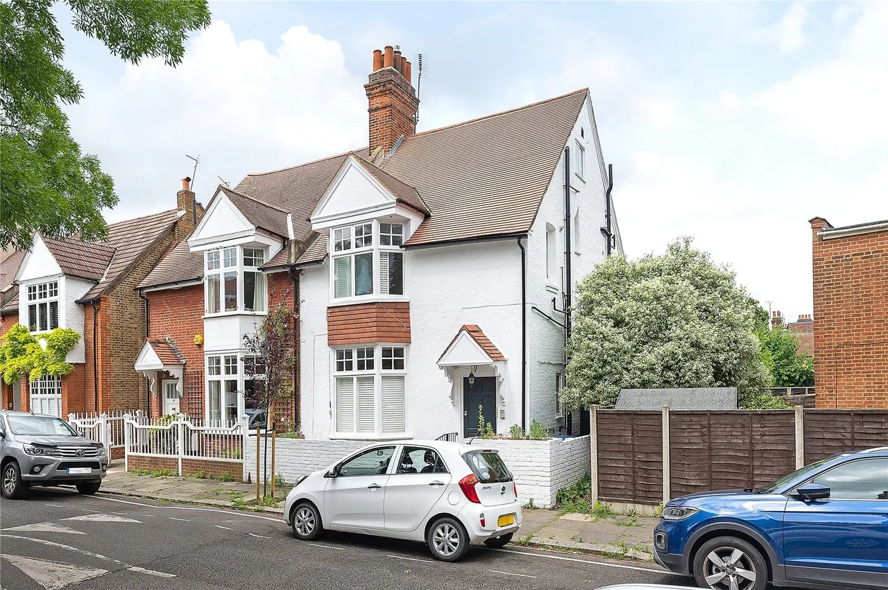 2 bed flat for sale, Blandford Road, London, W4