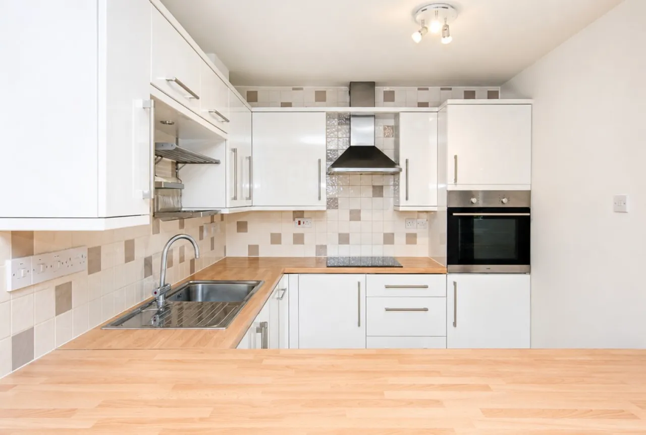 2 bed flat to rent — 1 St James Court, Clarendon Road, Harpenden, Hertfordshire