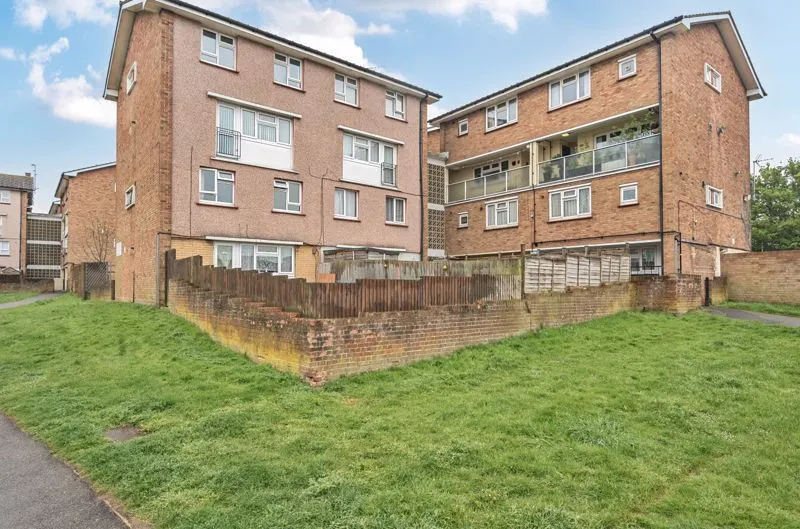 3 bed property for sale — Medhurst Gardens, 84 Medhurst Gardens Gravesend Kent Gravesend, Gravesend, Kent, DA124HE