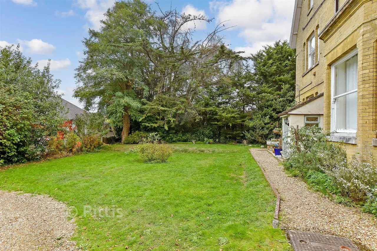 York Avenue, East Cowes, PO32, photo 12